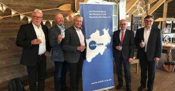 Sprechergruppe bei der Halbjahrespressekonferenz der LV Milch NRW 2019; v.r.n.l: Peter Manderfeld, Vorstandsvorsitzender Hochwald Milch eG, Dr. Rudolf Schmidt, Geschäftsführer der LV Milch NRW, Hans Stöcker, Rheinischer Vorstandsvorsitzender der LV Milch NRW, Wilhelm Brüggemeier, Westfälischer Vorstandsvorsitzender der LV Milch NRW, Klaus Schleiminger, Geschäftsführer der KSI Ing. Büro GmbH & Co. KG
