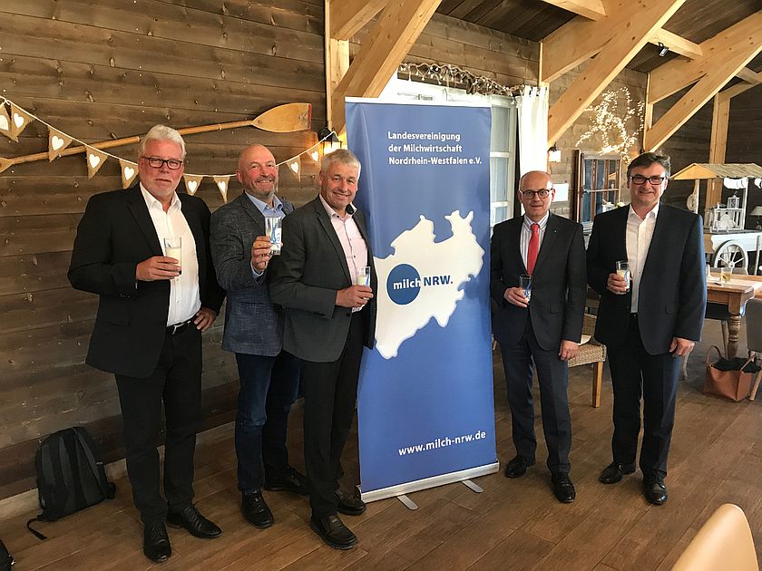 Sprechergruppe bei der Halbjahrespressekonferenz der LV Milch NRW 2019; v.r.n.l: Peter Manderfeld, Vorstandsvorsitzender Hochwald Milch eG, Dr. Rudolf Schmidt, Geschäftsführer der LV Milch NRW, Hans Stöcker, Rheinischer Vorstandsvorsitzender der LV Milch NRW, Wilhelm Brüggemeier, Westfälischer Vorstandsvorsitzender der LV Milch NRW, Klaus Schleiminger, Geschäftsführer der KSI Ing. Büro GmbH & Co. KG