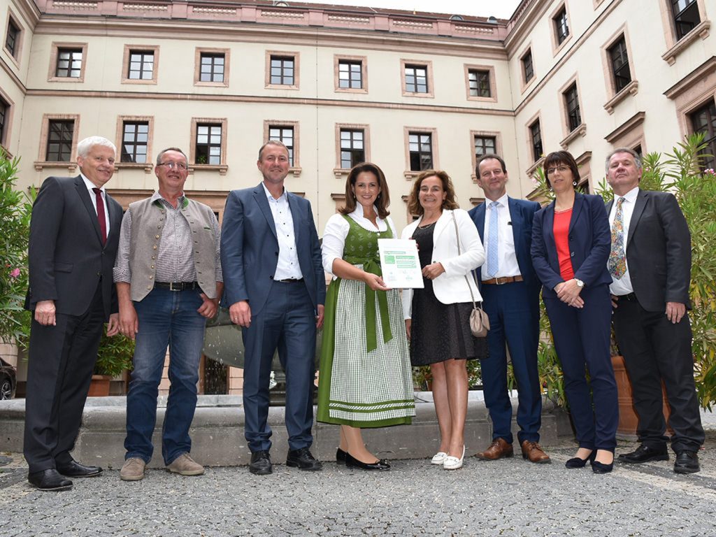 (v.l.): Ludwig Huber (Bayerischer Genossenschaftsverband, Bereichsleiter Beratung, Ware und Dienstleistung), Andreas Steidele (Vertreter des Bundesverbands Deutscher Milchviehhalter im Beirat von milch.bayern), Christian Schramm (Vorsitzender Interessengemeinschaft privater Milchverarbeiter in Bayern e.V.,Vorstand milch.bayern), Staatsministerin Michaela Kaniber, Susanne Glasmann (Geschäftsführerin Verband der Bayerischen Privaten Milchwirtschaft e.V., Vorsitzende milch.bayern), Wolfgang Scholz (Vorsitzender Verband der Milcherzeuger Bayern e.V., als Vertreter des Bayerischen Bauernverbands im Beirat von milch.bayern), Isabella Timm-Guri (Direktorin im BBV, Fachbereich Erzeugung und Vermarktung), Hans-Jürgen Seufferlein (Geschäftsführer Verband der Milcherzeuger Bayern e.V.)