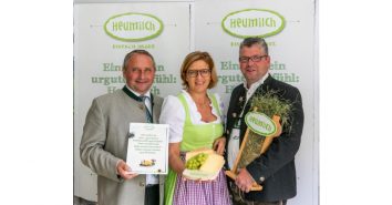 Mit vereinten Kräften in die Zukunft (v.l.n.r.): Karl Neuhofer, Obmann der ARGE Heumilch Österreich, Christiane Mösl, GF der ARGE Heumilch Österreich und Markus Fischer, Vorsitzender der ARGE Heumilch Deutschland