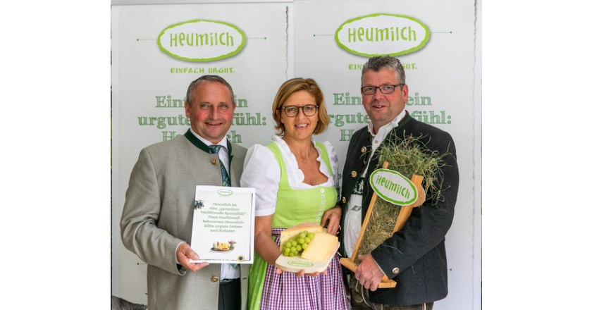 Mit vereinten Kräften in die Zukunft (v.l.n.r.): Karl Neuhofer, Obmann der ARGE Heumilch Österreich, Christiane Mösl, GF der ARGE Heumilch Österreich und Markus Fischer, Vorsitzender der ARGE Heumilch Deutschland
